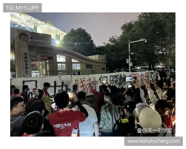 赛后混乱再起 河南球迷疑似被殴打成都看台事件引发关注 赛后混乱再起 河南球迷疑似被殴打成都看台事件引发关注